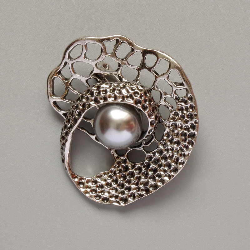 Brosche „Akzent“ mit grauer Perle, silberfarbenes Metall, 41 × 39 mm