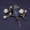 Brosche-Anhänger Papagei mit blauem Kristall, bunte Strasssteine und Perlen, silberfarbenes Metall 50 × 48 mm