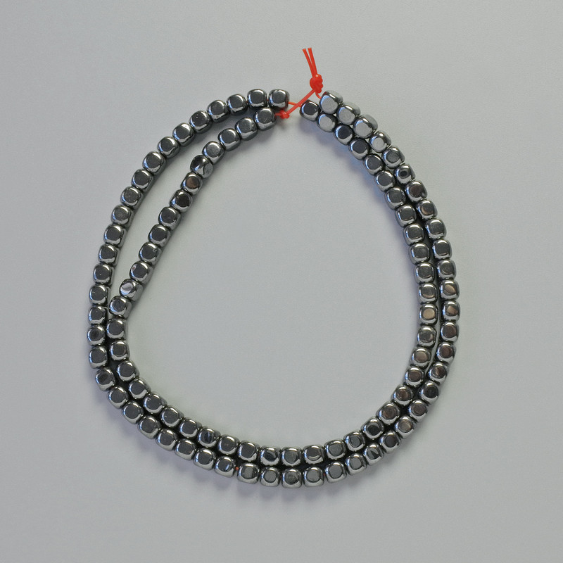 Hämatitwürfel-Perlen schwarz, Durchmesser ca. 4×4 mm, Länge ca. 40 cm