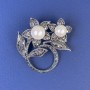 Brosche 'Blumen mit Perle' graue Strasssteine, dunkel-silberfarbenes Metall, 52×47 mm +