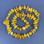 Bernstein-Chips-Perlen 9–14×3–6 mm ± mit Glasperlen 3 mm ± auf Schnur, Länge ca. 38 cm