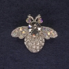 Insektenbrosche mit irisierenden und weißen Strasssteinen, silberfarbenes Metall, Durchmesser 28×23 mm +