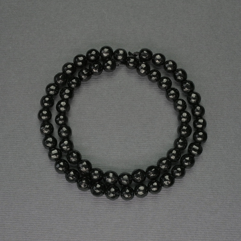 Achatperlen, facettierte Kugeln, Ø ca. 6 mm, auf einer Schnur ca. 37 cm lang