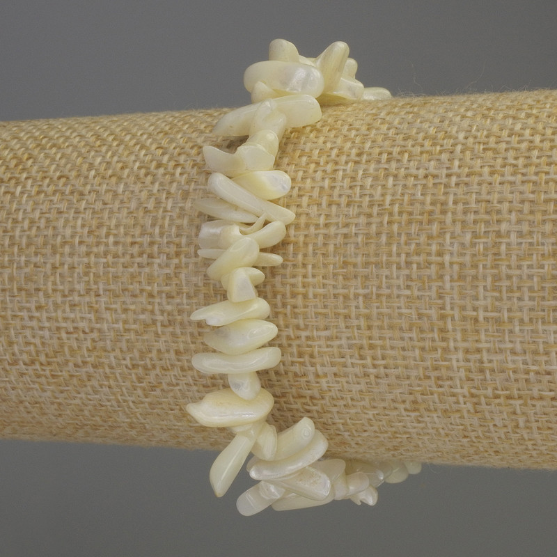 Armband aus Perlmuttstückchen, Durchmesser 7–12×2–4 mm ±, Länge 18 cm, elastisch