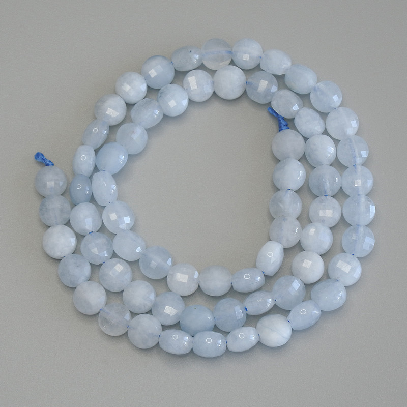 Aquamarin-Münzperlen, facettiert, Durchmesser ca. 6 mm, Länge ca. 39 cm, auf Faden