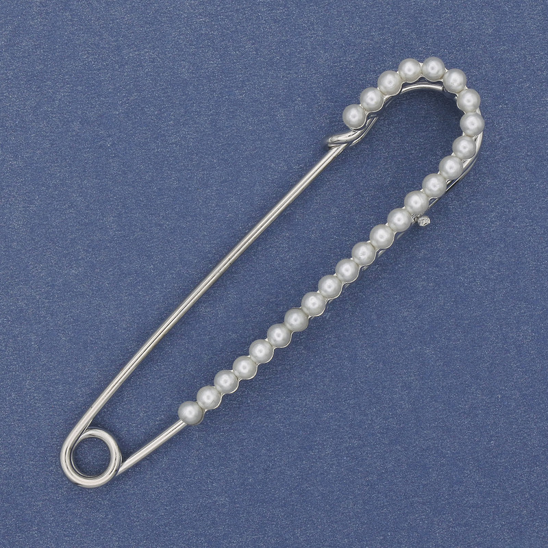 Nadelbrosche mit weißen Perlen 70×16 mm +- silberfarbenem Metall