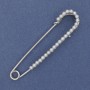 Nadelbrosche mit weißen Perlen 70×16 mm +- silberfarbenem Metall