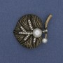 Brosche Blatt mit Perlen und Strass, bronzenes Metall, 37×42 mm+