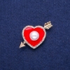 Herz-Brosche mit roter Emaille, weißen Strasssteinen und einer Perle, 25 × 42 mm, goldfarbenes Metall