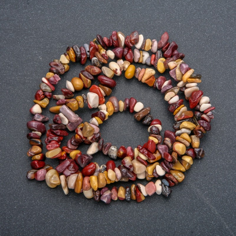 Mookaite-Jaspis-Chipsperlen auf Schnur, 9 × 6 mm, Länge 84 cm +