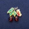Anhänger-Brosche Beeren mit Schmetterling, Granat (künstlich) und Emaille, goldfarbenes Metall 39 × 40 mm