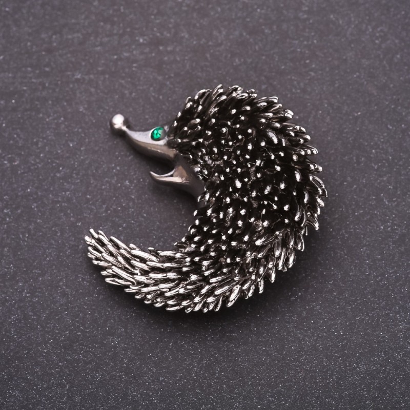 Brosche Pangolin mit grünen Strasssteinen, 43 × 43 mm, graues Metall