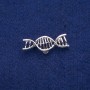 Brosche DNA-Spirale 13 × 40 mm, silberfarbenes Metall