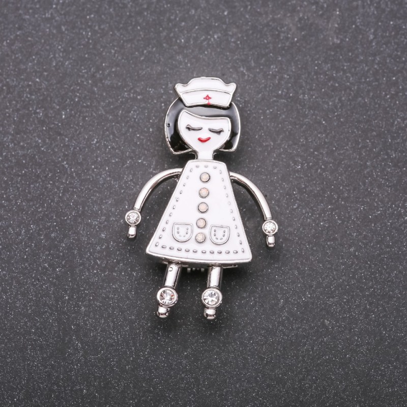 Brosche 'Krankenschwester' – weiße Emaille, silberfarbenes Metall, 42 × 26 mm
