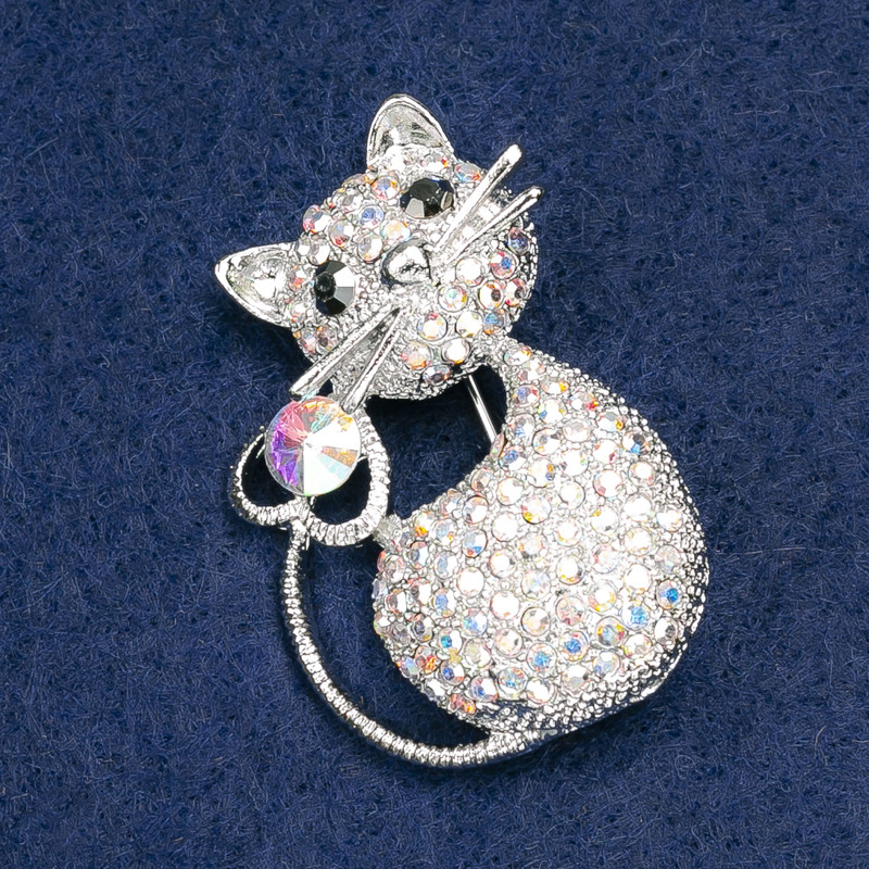 Brosche Katze mit Chamäleon-Strasssteinen, silberfarbenes Metall 42×32 mm